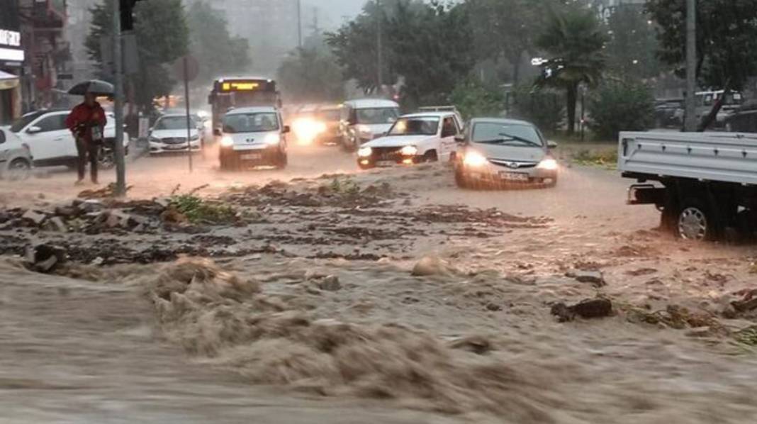 Kabus Samsun'dan sonra Trabzon'da: Dereler taştı, heyelanlar meydana geldi, 16 kişi tahliye edildi 13